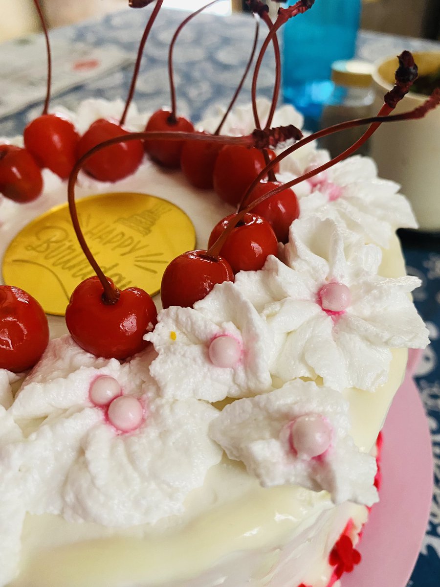 MUMsYUM's tweet photo. Ahaaaa… the beauty of red velvet cake laced with flowery cream cheese https://t.co/Licr7YwY4Y