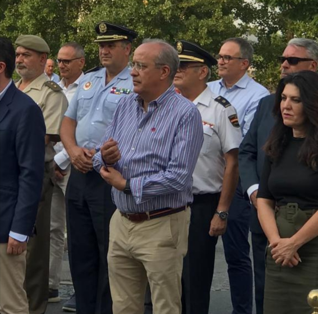 CamaraAvila's tweet photo. #Ávila rinde homenaje a Miguel Ángel Blanco en el 25 aniversario de su muerte y la @CamaraAvila está presente. Su asesinato forma parte de la historia negra de España y todas las victimas del terrorismo merecen dignidad, justicia y no caer en el olvido #AVTCyL https://t.co/CteKqv22T4