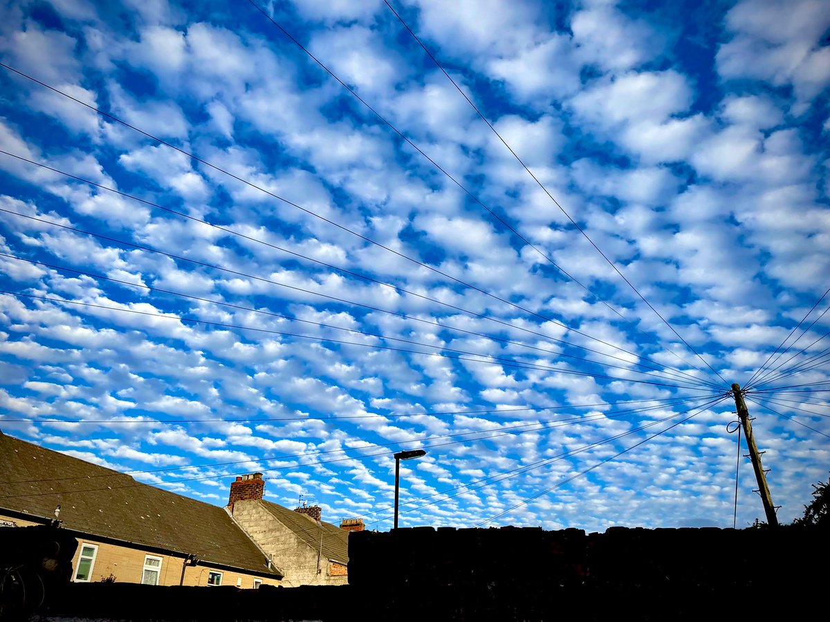 eskimo3452's tweet photo. Don’t like to say I’m easily pleased.. but… 😍 #thatsky #cloudformations #coooool 👌🏻 https://t.co/J8RxCN6Hpg