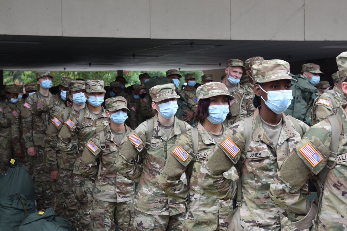 SCArmyGuard's tweet photo. Its ship day! Wonder what is going through these trainees minds?!?! #basictraining #scguard #NationalGuard https://t.co/JiQXJh88cW