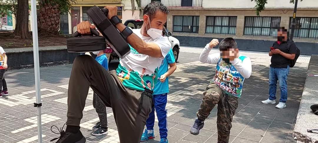 HABITUSAC's tweet photo. Continuamos con nuestro Pregonero del Barrio, escuchando algunas historias y realizando un colibrí, haciendo switch con actividades lúdico deportivas. Seguimos en el Centro Histórico, la Guerrero, Azcapotzalco y, eventualmente, en Chimalhuacan. https://t.co/H7Zh1qqJtx