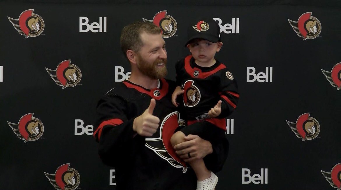 Capital_Gains65's tweet photo. I knew DeBrincat was small, but I didn’t think he would look this tiny next to Giroux https://t.co/WbrmLpxeIb