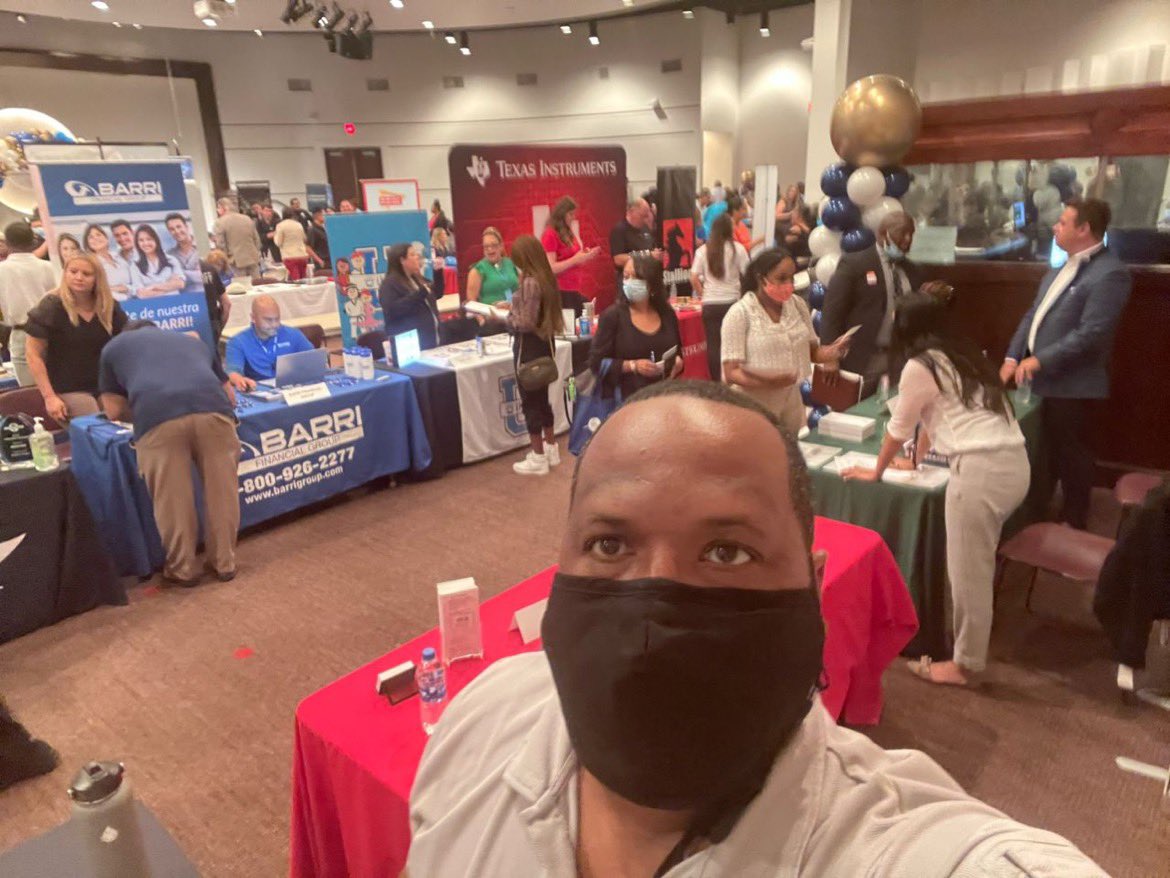 MarceloUriegas's tweet photo. @LenaDTV We had attended a job fair at @WeAreHCCS (HCC). Trying to do our part with employment assistance. below is one of our Team members making a difference. #VetsHelpingInTheCommunity https://t.co/rR6tf1Hf0v