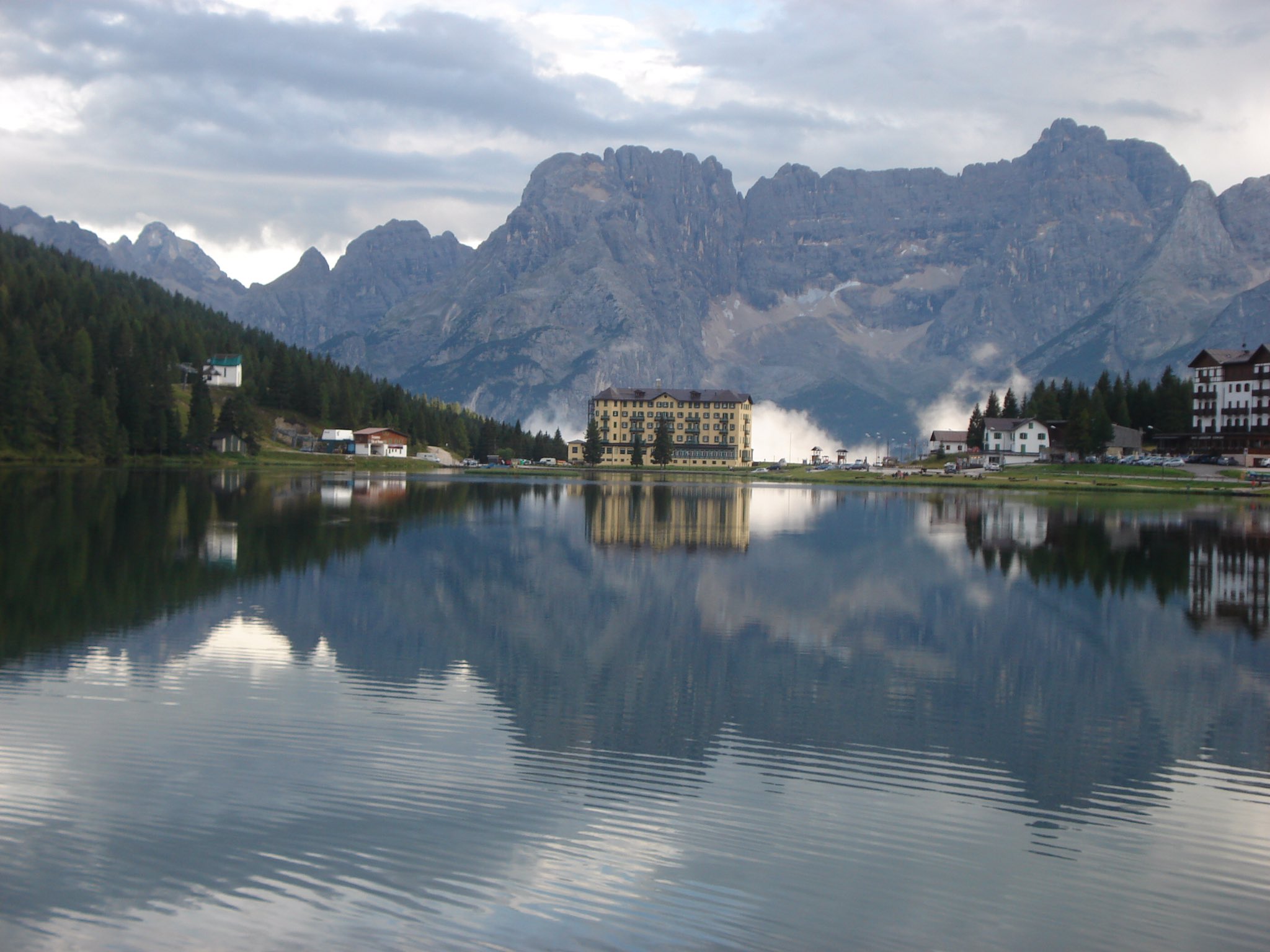 Mybus イタリア 公式 ドロミテの真珠と呼ばれるミズリーナ湖 ドロミテ渓谷はイタリアが誇る世界遺産のひとつ 四季折々の大自然が美しい一大景勝地です T Co Fyqccn9bby Twitter