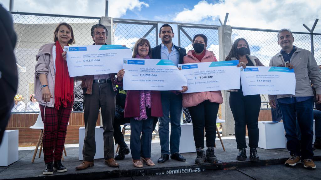 DanielPalam's tweet photo. 📍Ubaté, Cundinamarca 

Hoy entregamos 12 cheques desde el Banco de Proyectos de @MinInterior a comunidades NARP por valor de más de $260 millones.

El Banco de Proyectos de @MinInterior ha beneficiado nuestras comunidades con una inversión directa superior a $613 mil millones https://t.co/bmzlHWsEHw