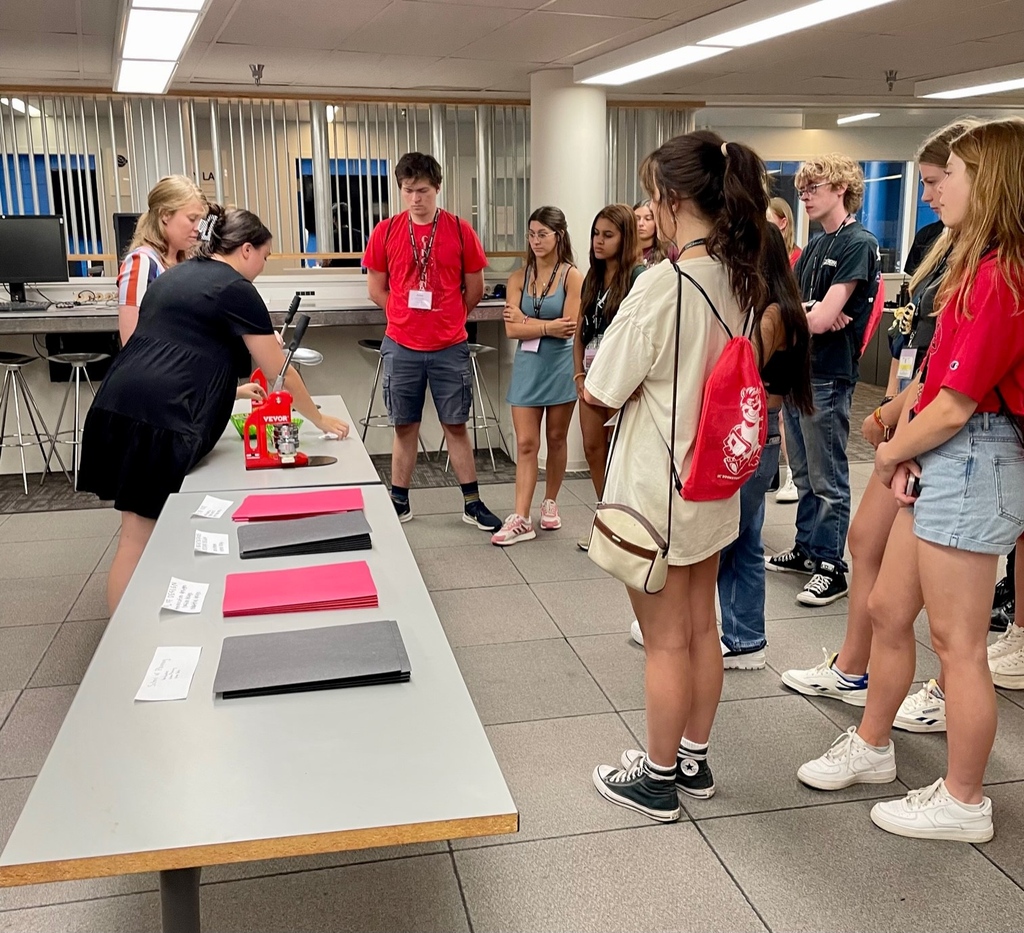 UC_DAAP's tweet image. Our Academic Advisors welcomed a group of new students today at DAAP for orientation. During this breakout session Advisors Ellie and Jaime showed students how to make a DAAP button to mark this milestone in their college career.
#ucdaap #orientation
