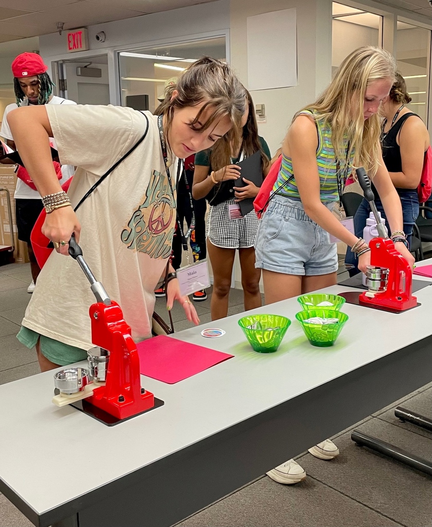 UC_DAAP's tweet image. Our Academic Advisors welcomed a group of new students today at DAAP for orientation. During this breakout session Advisors Ellie and Jaime showed students how to make a DAAP button to mark this milestone in their college career.
#ucdaap #orientation