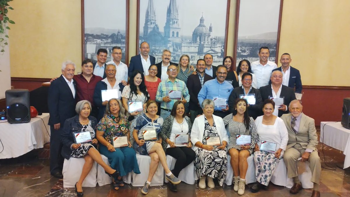 bravoyoli1's tweet photo. Jubilada y feliz por el deber cumplido. Gracias por el apoyo y por siempre estar ahí. Educación Física un equipo de campeones! 
@chavez_ocegueda  @EmmaYerenas @chapisds https://t.co/EqNr9w59Ce