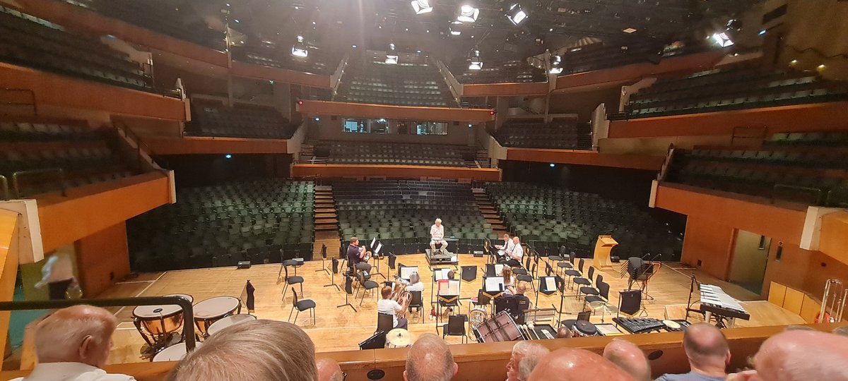 CTywydd's tweet photo. Noson o ganu yng nghyngerdd y Promos Cymreig yn neuadd Dewi Sant gyda chorau cymysg a band Cory! Profiad bythgofiadwy!!! Er... #dimgairogymraeg / Fabulous night singing with @bridgendchoir &amp; 6 male voice choirs @stdavidshall #welshproms What an experience! 🏴󠁧󠁢󠁷󠁬󠁳󠁿 @Coryband https://t.co/keIMJtdJrM