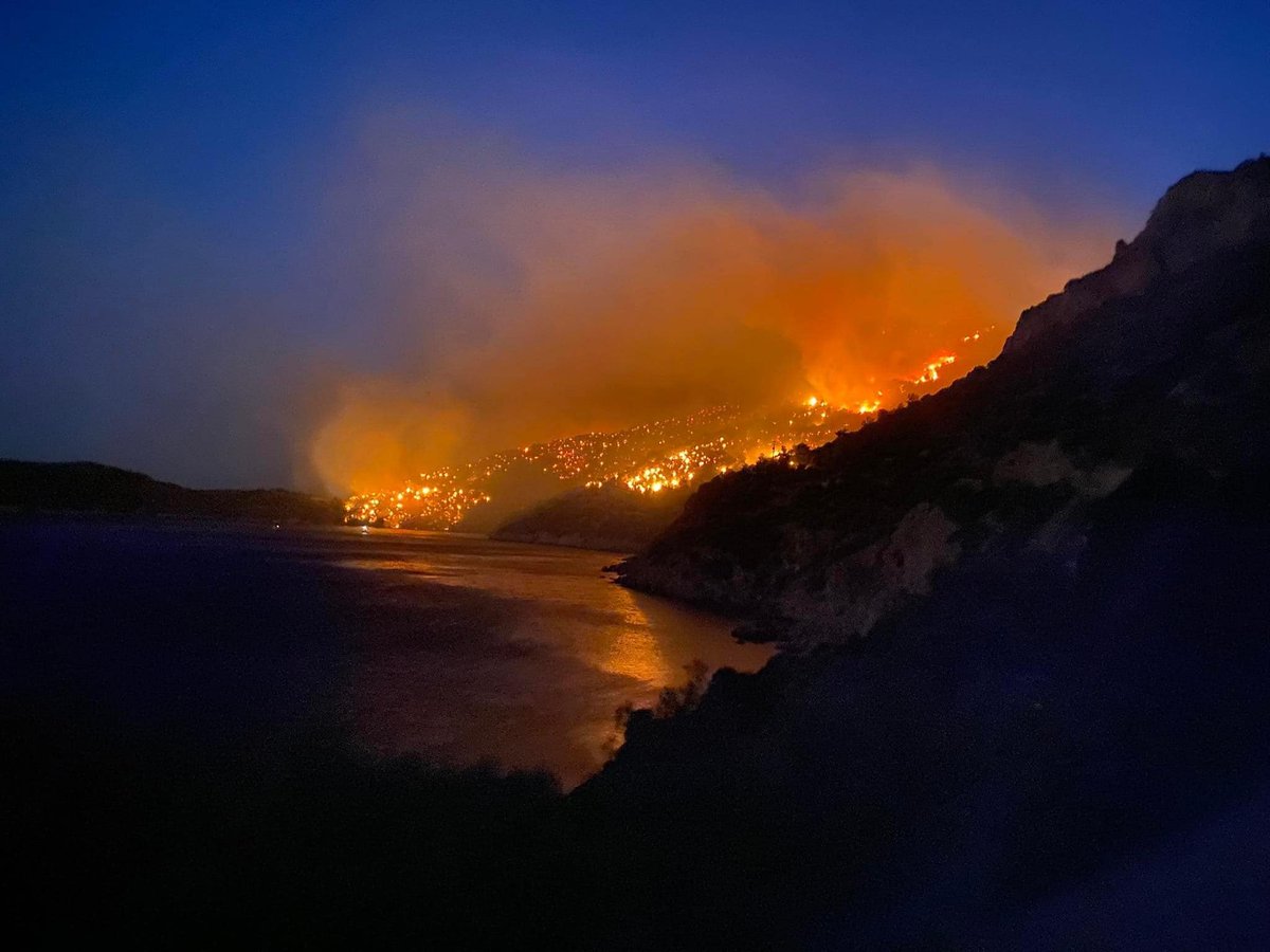 Incendie en Grèce, sur l'île de Samos ce mercredi soir. 
