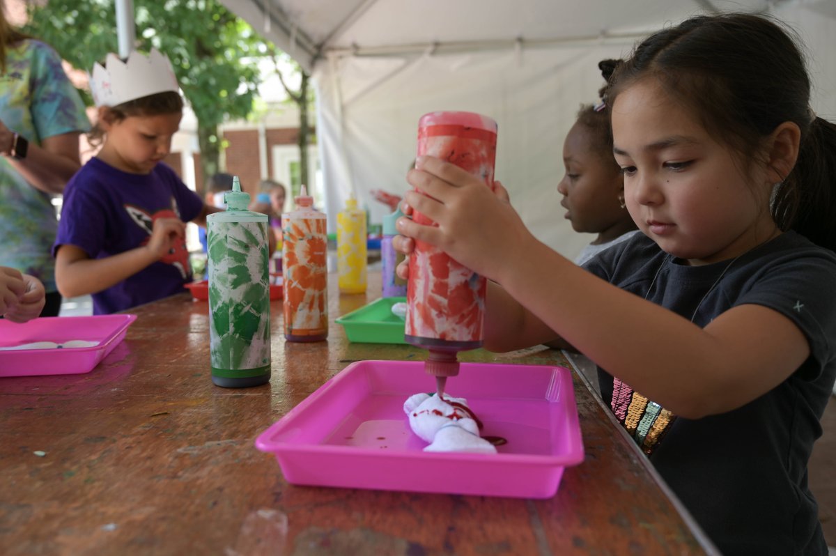 North Hills Adventurers campers had a blast blowing bubbles and cooling off with water play today! They also tie-dyed sweat headbands to wear during the color run this Friday! 🎨 ☀️ #SSASummer
