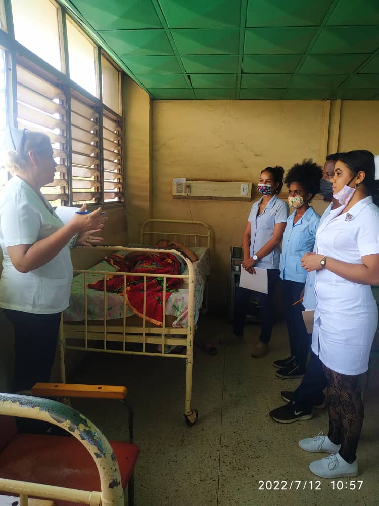 filial_moa's tweet photo. Al trabajo que realiza el sector de la salud para elevar la calidad de la atención médica se unen los estudiantes de Medicina y Enfermería que en los meses de julio y agosto este #VeranoConTodos apoyaran las funciones de las enfermeras en diversos servicios del HGL 
@UCMHolguin https://t.co/PbUkku0STy