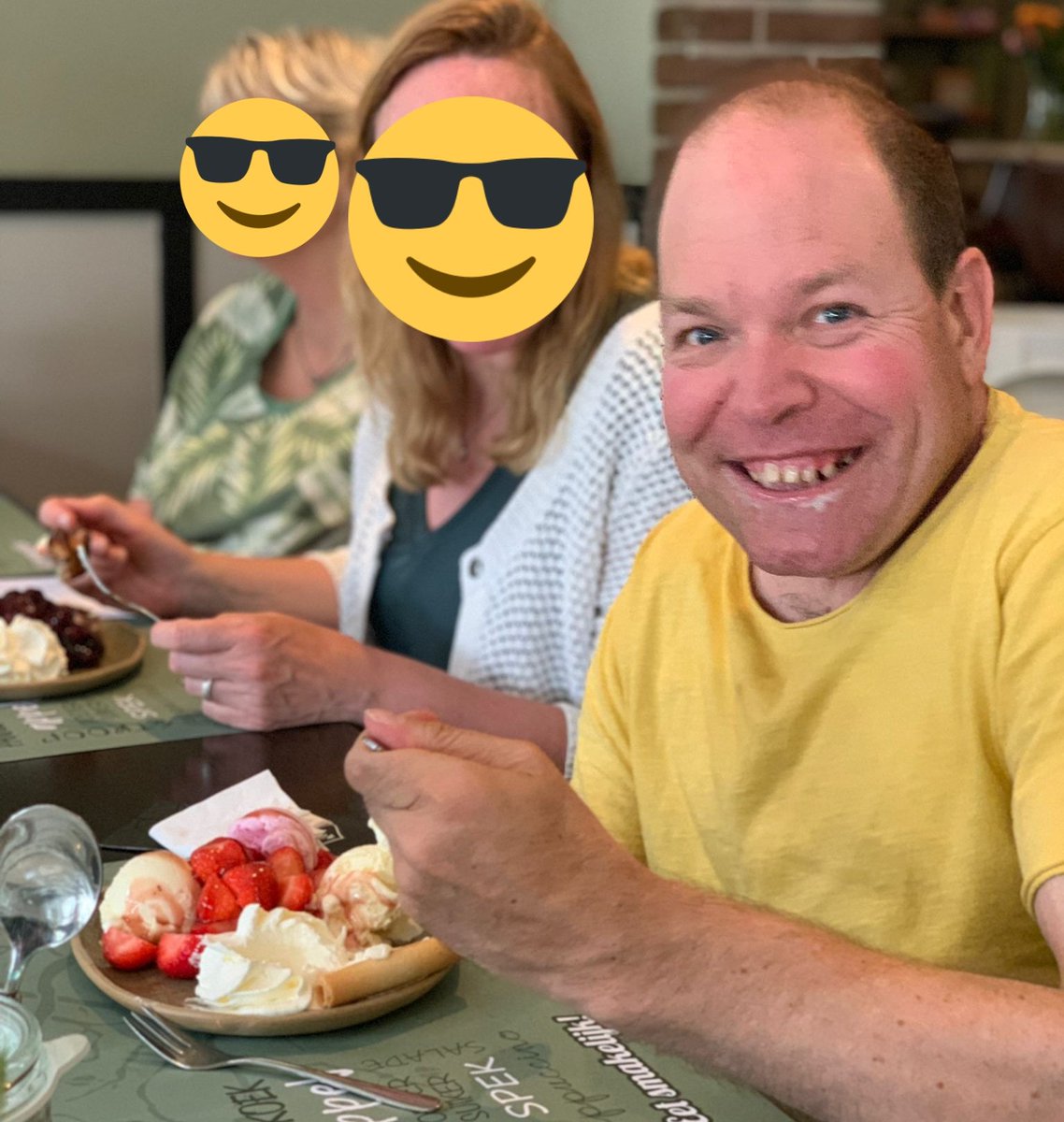 Bobisblij's tweet photo. Geef mij een toetje en ik straal. https://t.co/nS2FQPTYVX