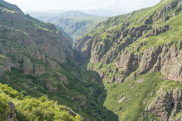 Haberturk's tweet photo. Ardahan'ın Çıldır ilçesinde bulunan tarihi Şeytan Kalesi, yerli ve yabancı turistlerin ilgi odağı oldu https://t.co/UGpg1RNXqR https://t.co/XVxKXlZ9RJ