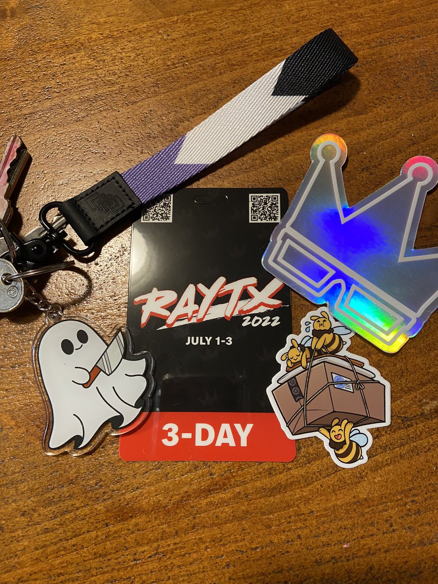 KayMariee95's tweet photo. I have to show off my @FrameRateMerch haul from #RayTX weekend! I’m obsessed with my stabby ghost keychain 💙😍🔪👻 https://t.co/0SdspJI5bj