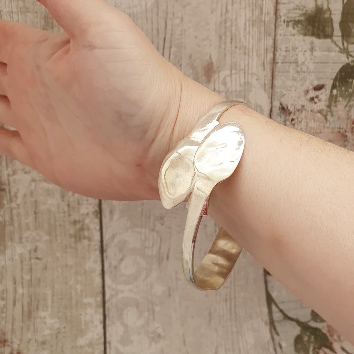 martisanne's tweet photo. Silver plated flatware bangle, unique bracelet, spoon jewellery, silverware cuff, 25th anniversary gift, chunky stacking bracelet, mom, F7 https://t.co/8Wff0OVcUO #EtsyTeamUnity #TMTinsta #SilverwareCuff https://t.co/W3MjeucdiF