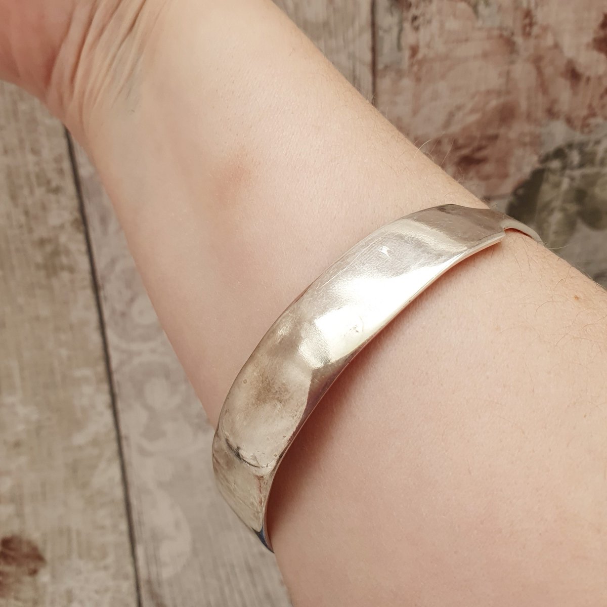martisanne's tweet photo. Silver plated flatware bangle, unique bracelet, spoon jewellery, silverware cuff, 25th anniversary gift, chunky stacking bracelet, mom, F7 https://t.co/8Wff0OVcUO #EtsyTeamUnity #TMTinsta #SilverwareCuff https://t.co/W3MjeucdiF