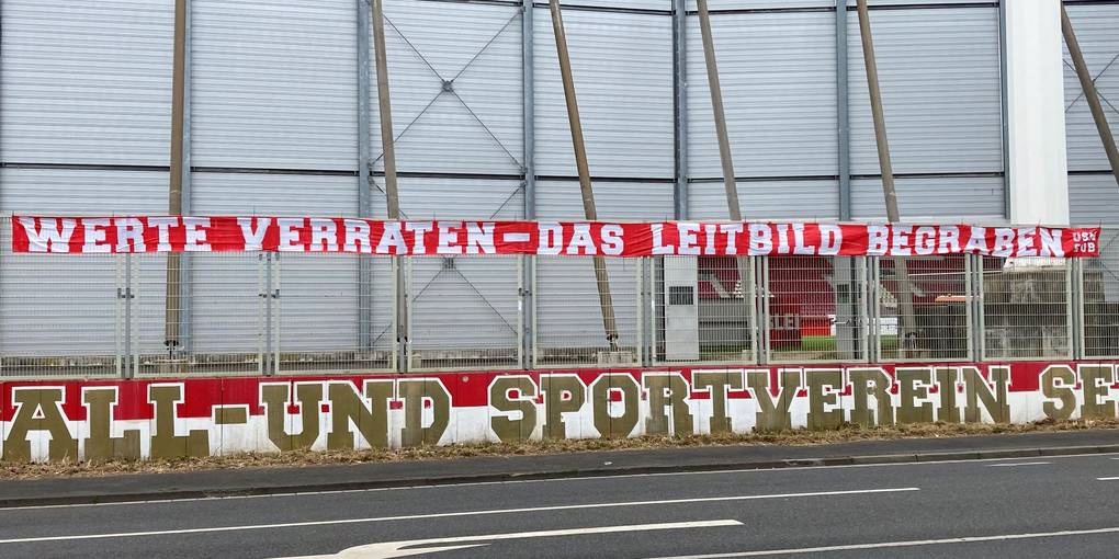 ultras1899_'s tweet photo. Newcastle - Mayence : Les #ultras de #Mayence continuent de critiquer la décision du club de Rhénanie-Palatinat d'organiser un match amical contre #NewcastleUnited et parlent de "trahison des valeurs". Une banderole a été installée devant le #Bruchwegstadion #mainz05 #Qblock https://t.co/VLn6bhZxvD