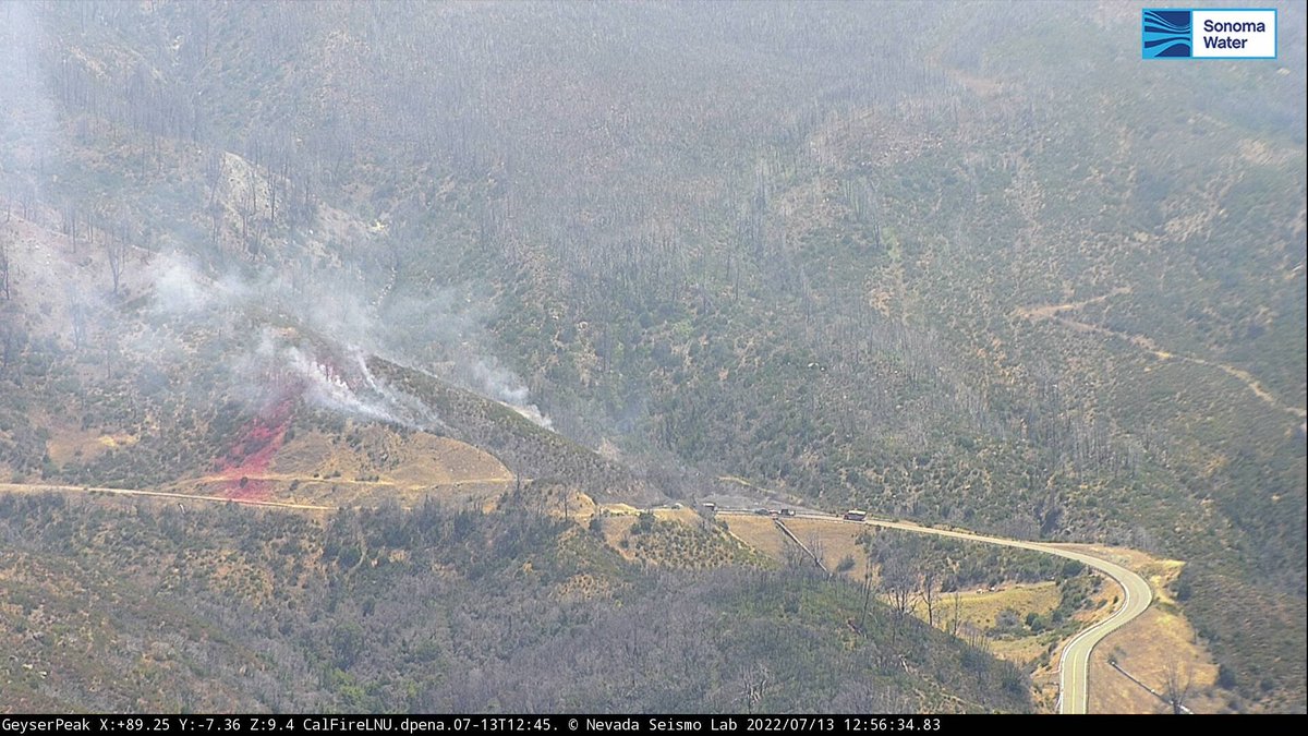 SonomaScanner's tweet photo. (Update 1, 12:54 pm)
#FrogFire Battalion 1413 assuming command. Per AA, even if the fire chews across the retardant, it should get caught up in some rocky terrain. IC requesting the water tender from Lake County be replaced with a water tender from Sonoma County. https://t.co/cOwpEs6l35