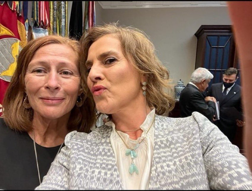 JesusMartinMx's tweet photo. ¿Qué piensas sobre este tipo de fotos en gira de trabajo?. Opina libremente. @BeatrizGMuller @tatclouthier https://t.co/2kTLFsOa2N