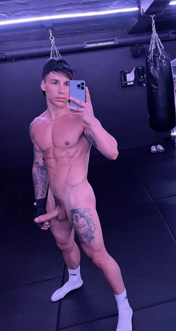 Who wants to get their mouth pounded at my gym’s changing room? 🍆 https://t.co/maaGPo63Nb