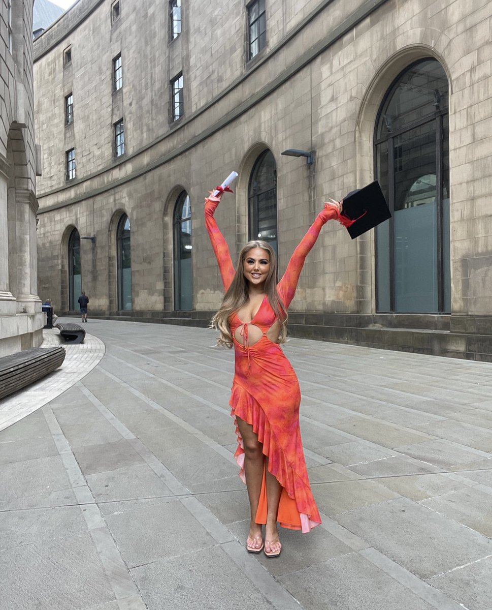 _EllxK's tweet photo. Being given a second chance at life in September to completing my Bachelor of Laws with Honours Degree!! I’m so grateful🤍 https://t.co/gwG4yIUBIt