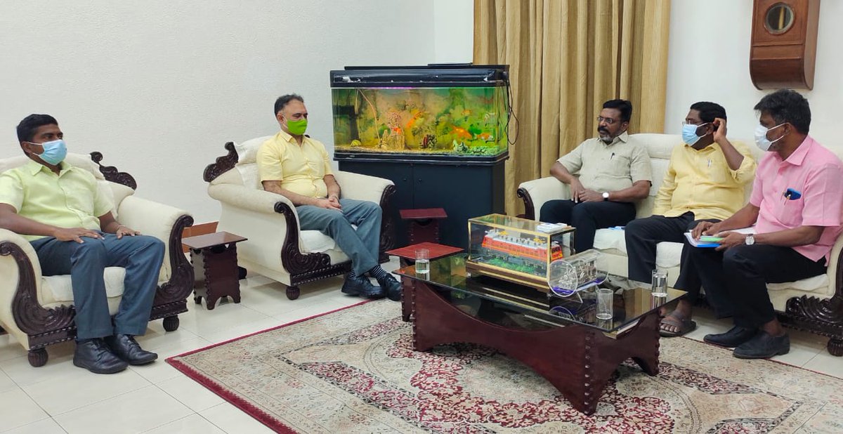 thirumaofficial's tweet photo. தென்னக இரயில்வே பொதுமேலாளர் திரு.மால்யா அவர்களைச் சந்தித்து தொழிலாளர்களின் கோரிக்கைகளை விளக்கினோம். 

#RLLF முன்னணி பொறுப்பாளர்களும் கட்சியின் பொதுச்.செயலாளர் சிந்தனைசெல்வன், அ.பாலசிங்கம், விஜய்யா உள்ளிட்ட பலரும் உடன் வருகைத் தருந்திருந்தனர். https://t.co/PFP6GwoJvg