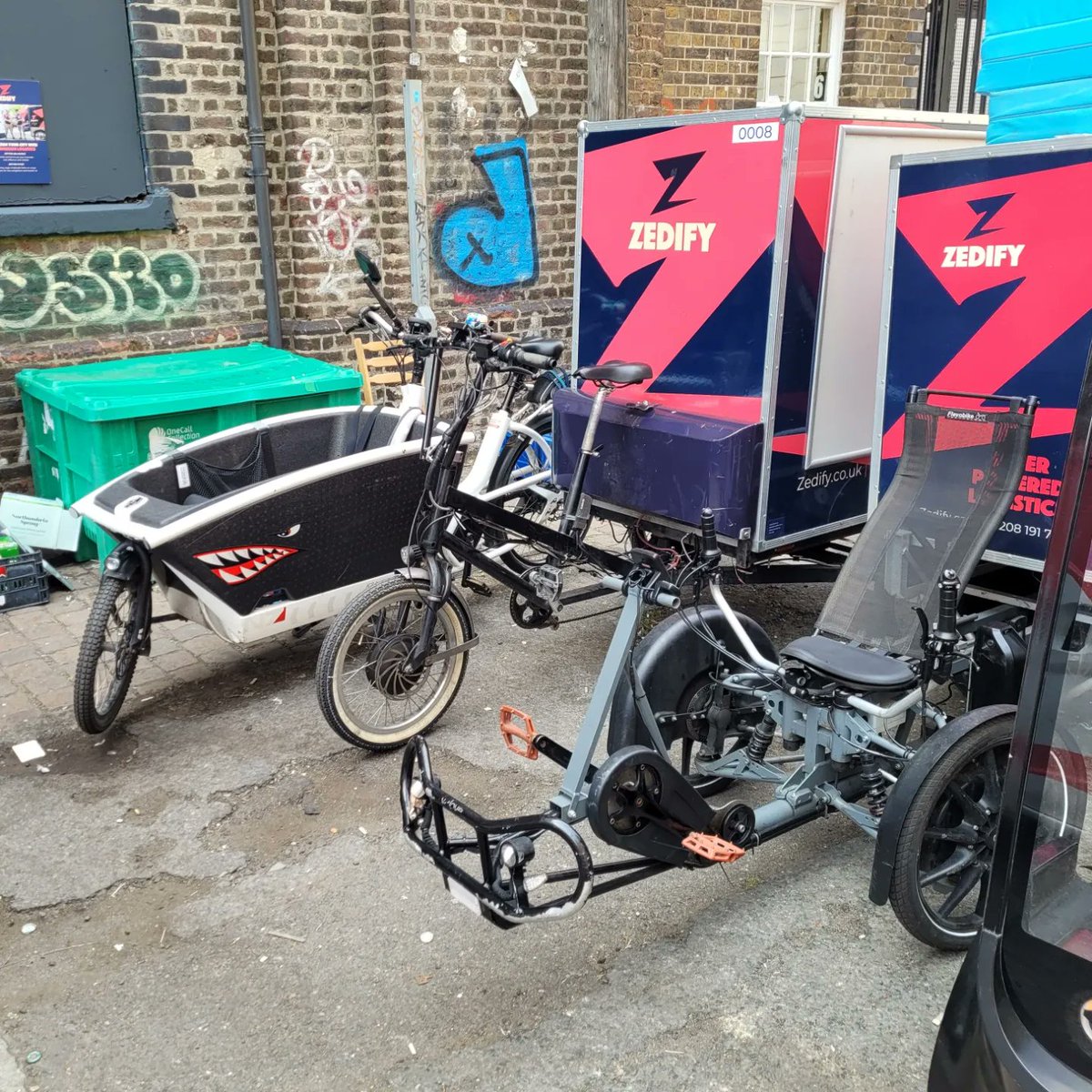 BTNSharkBike's tweet photo. Time for a service and to check out @zedifybtn's fleet. #CargoBike #UrbanArrow https://t.co/XgkwbmFw2m