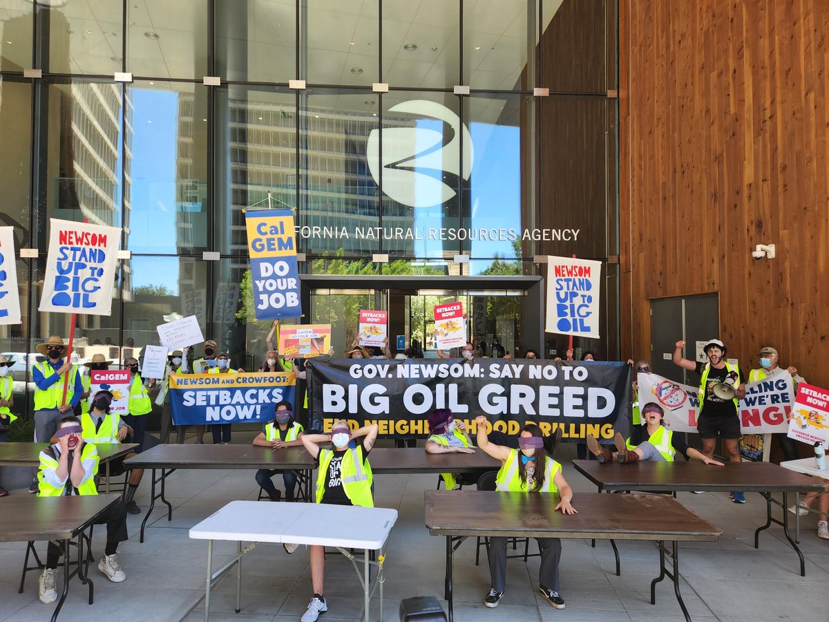 greenpeaceusa's tweet image. BREAKING: CA climate justice advocates disrupted business as usual at the headquarters of the state’s oil and gas regulator, CalGEM. 

Activists are calling out regulatory negligence and demanding that the agency DO ITS JOB to protect community health. #SetbacksNow ✊