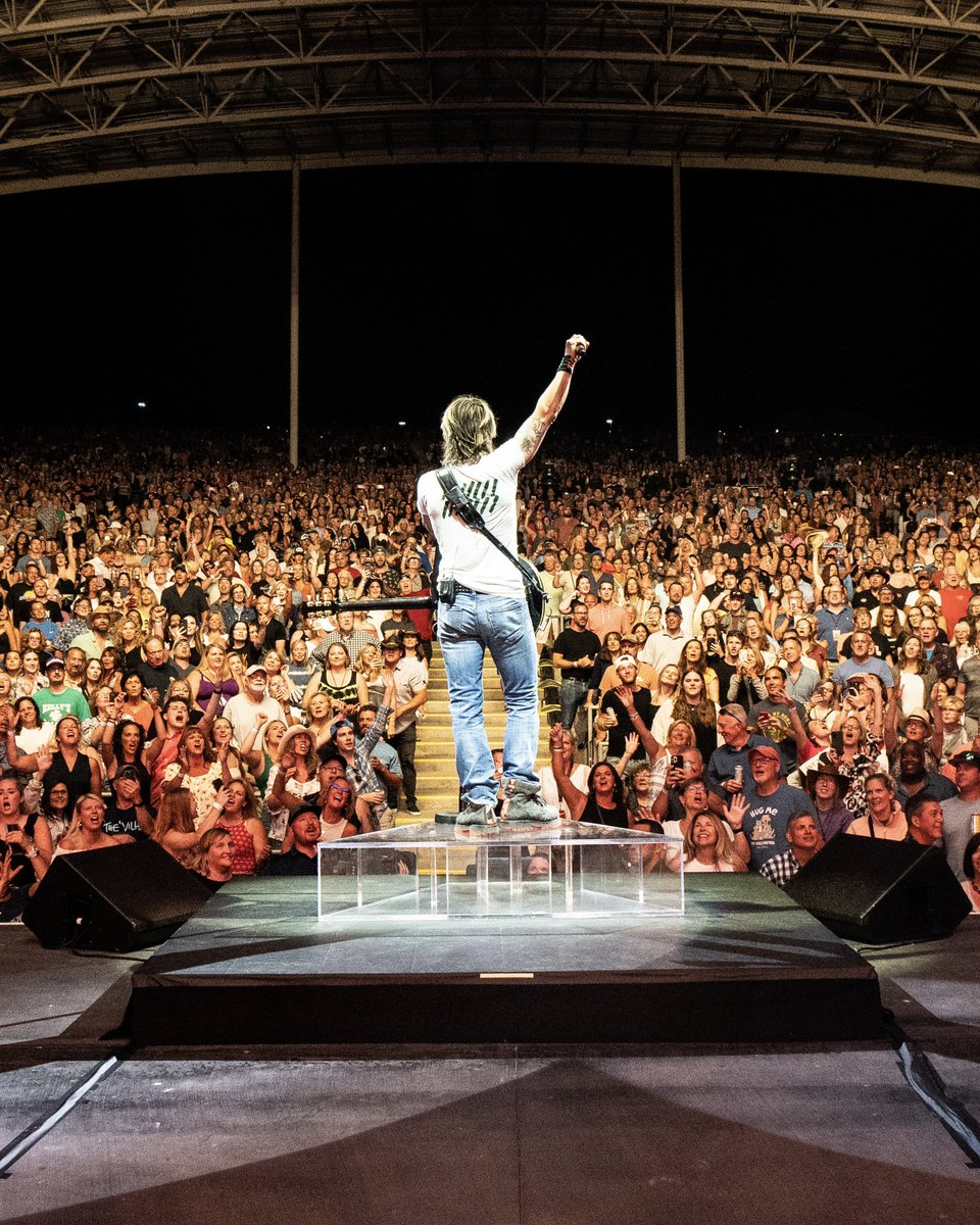 KeithUrban's tweet photo. 🎶 cause it’s Sunday night in Canandaigua… 🎶 https://t.co/hKnGqHGuSb