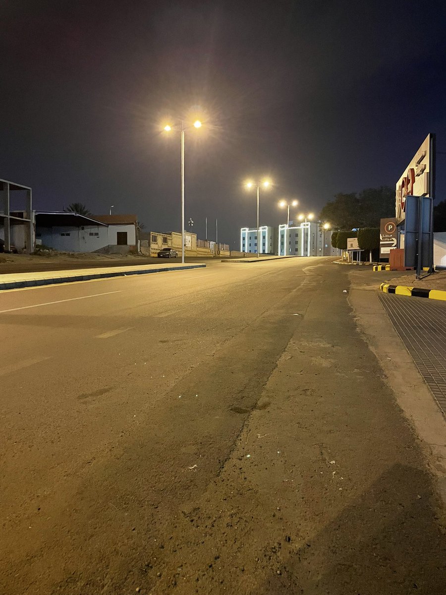 على قطار الصبا مرت عجاف السنين
يذكرك بـ الخير يازهرة سنين الصبا 

عيني تبي شي يا عيني وش اللي تبين
وقلبي يبي شي يا قلبي وش اللي تبا

نشدت هدهد سبا عن عودة الراحلين
قال انتظر لين ياتيك الخبر من سبا

الارض في عين غير المهتوى ماتزين
لو انها جنةٍ خضرا .. تصير شهبا