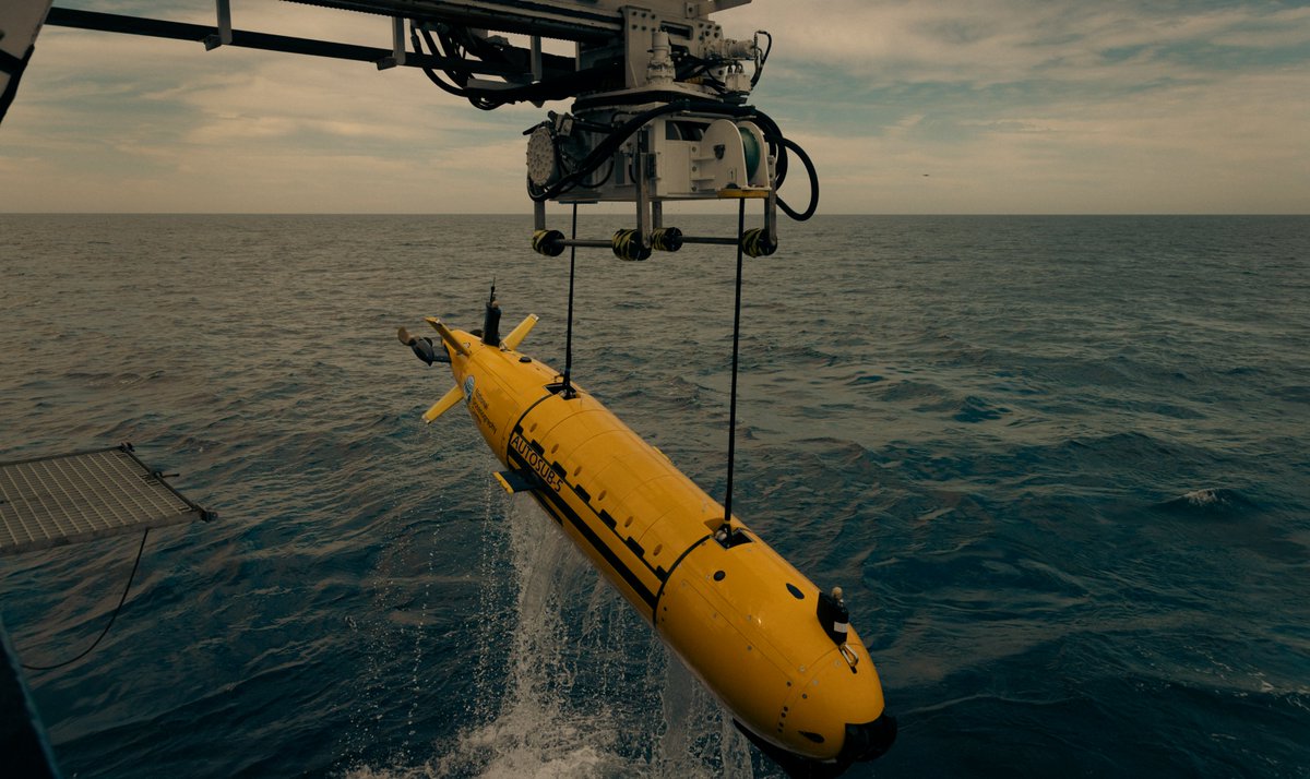 Robot_Matt_'s tweet photo. Autosub 5 is on its first ever over nighter, its off to do the Haig Fras multibeam and Camera surveys. The pic is of Mondays recovery using our LARS #DY152 @NOCnews #oceanrobots https://t.co/TpEENtWVEp