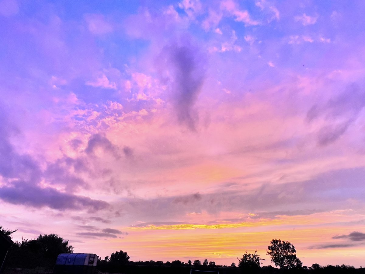 paragonparts's tweet photo. Unusual #sunset here in #Saxtead nr #Framlingham with @Windmilllodges . Lots of colours and cloud types. https://t.co/cQjxLeOUxp
