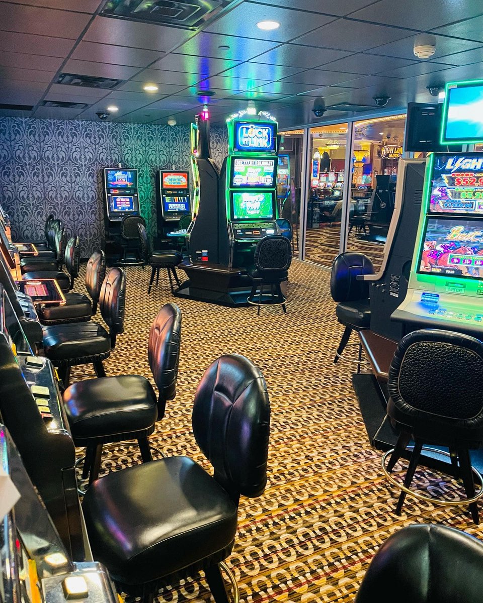 Horseshoe_BC's tweet photo. Do you want to enjoy playing your favorite slots in a non smoking room? 😍 we have created the perfect ambience for you!!!! ✨✨ ROMAN ROOM✨✨Come check it out! Know When To Stop Before You Start. Gambling problem? Call 1-877-770-STOP #horseshoebc https://t.co/OZmc4pzrrf