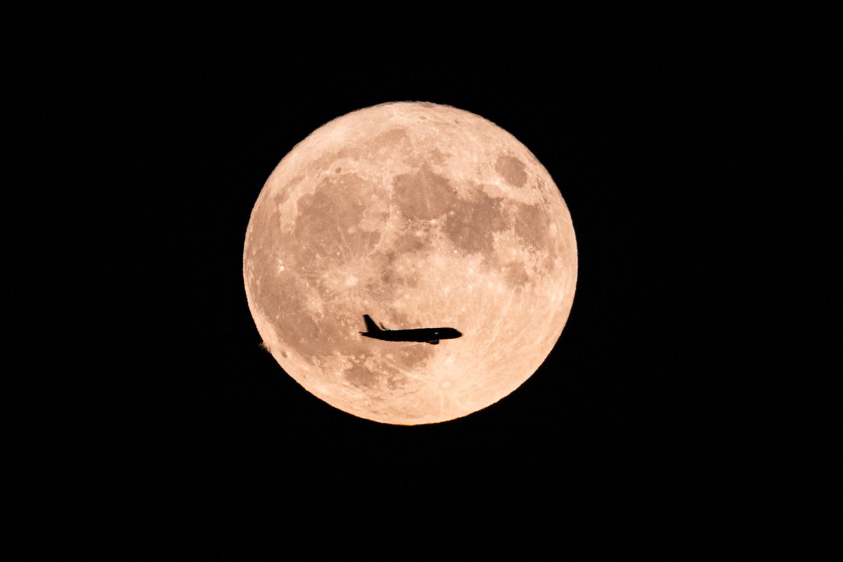Superlluna i un avió que arriba a Barcelona.