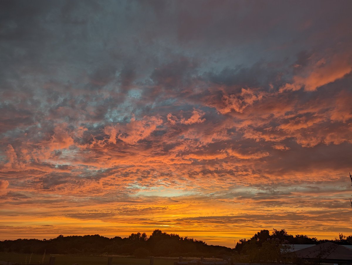 GHR_SouthCoast's tweet photo. Red sky at night shepherd's delight. π
Can you see it?
#wave105window #Weathercloud https://t.co/gRRyexu0zh
