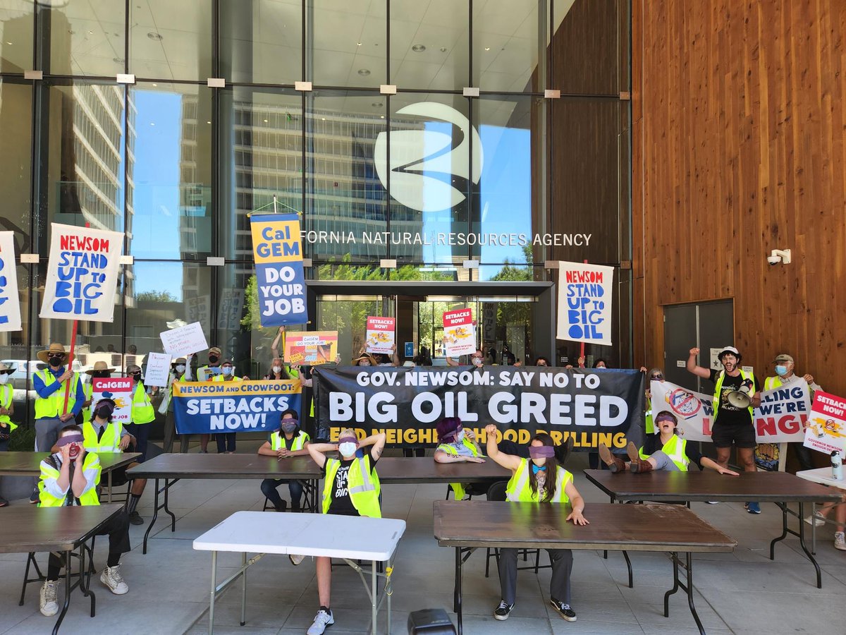 We were at the CalGEM HQ today to demand they do their jobs & protect communities from methane spewing oil wells.

We need @GavinNewsom to enact 3200ft #SetbacksNow and make polluters plug idle wells.