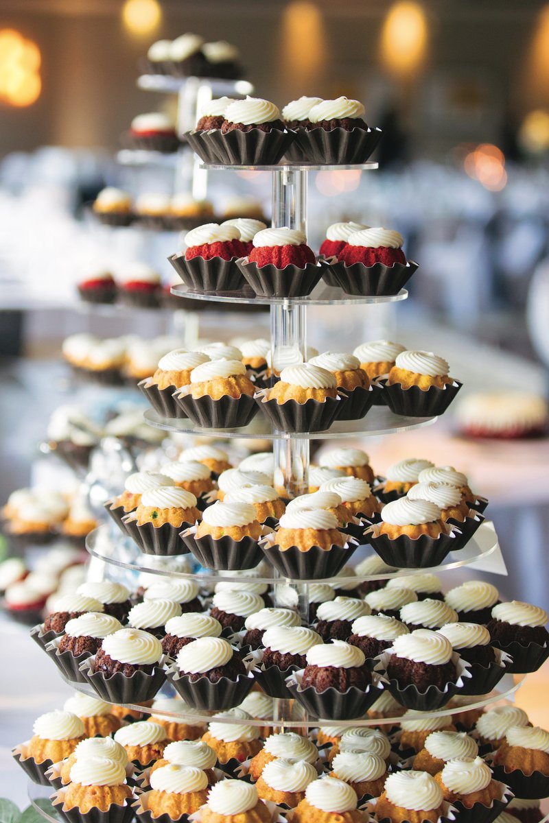 Breaking Away from Traditional – Couples are looking to shake up the typical wedding menu 👉 bestinohioweddings.com/breaking-away-…

Traditional wedding cakes seem to be losing their appeal, kind of like the top tiers that couples are first excited, then underwhelmed, to try a year later.