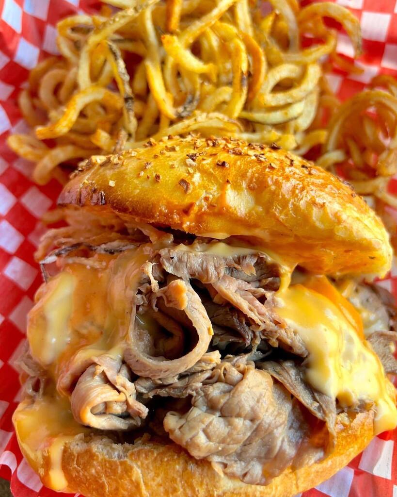 👌🏻
From <a href="/rinaldoshfx/">Rinaldo's</a> —
The RB is back!!!
This time with curly fries
The RB(Aar-Bee) slow roasted beef, house made cheese sauce, red ranch and crispy onions, served on our house made onion bun instagr.am/p/Cf91Kpap5Oq/
