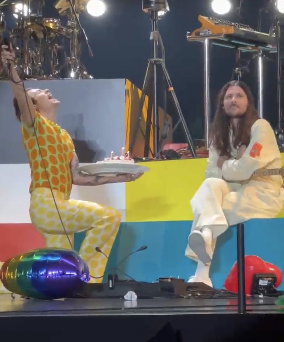 hsltfratt's tweet image. harry y Mitch son literalmente esta foto