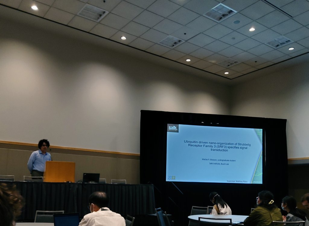 Constanza_ET's tweet photo. Terrific talk by @GleasonMatias from the @salkinstitute on #ProteinDynamics #PlantBio22 π± https://t.co/EuONL3W9Sd