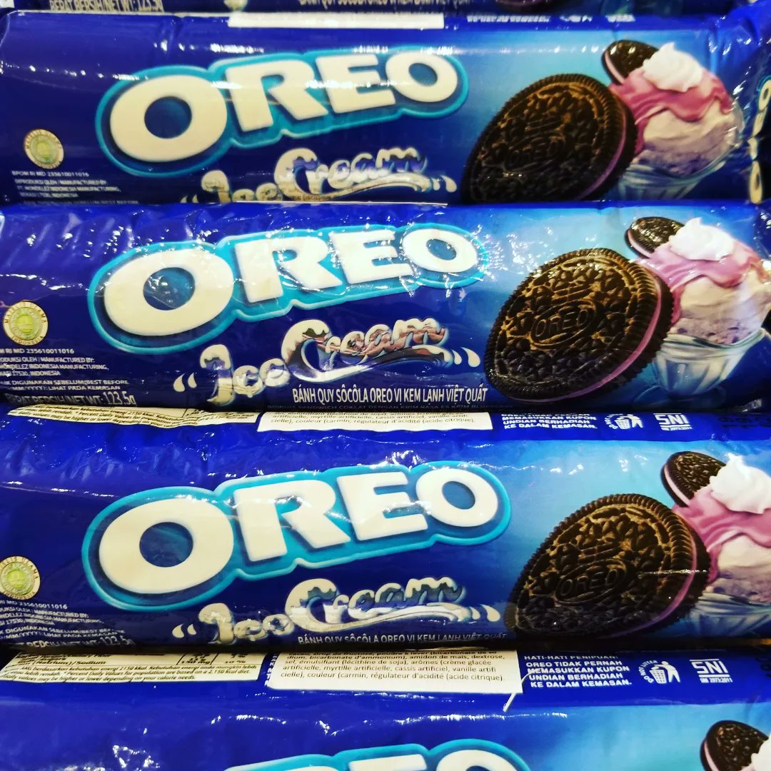How_sweet_inc's tweet photo. And now for something completely different, Turkish Oreos in Blue Berry Ice Cream and Strawberry flavours.
#montypythonrules #candyforanytaste #yql #lethbridge #downtownleth #howsweetinc #lethbridgecandyshop https://t.co/bNMfEJXq6O