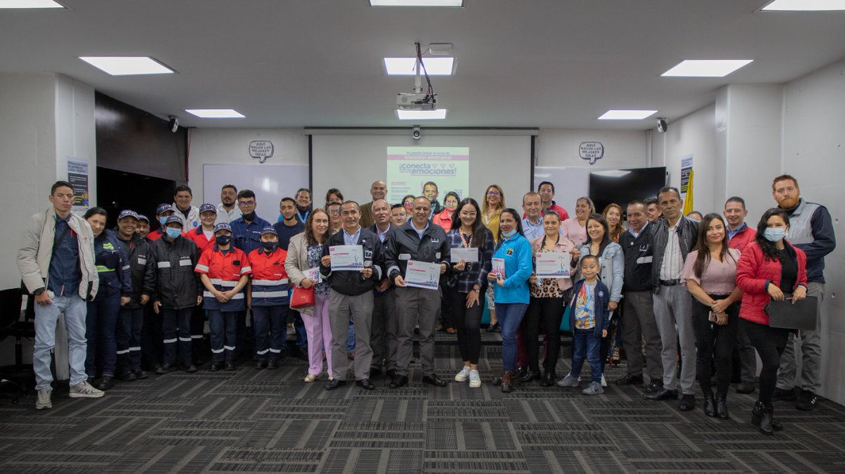 ⁣
¡Son #PromotoresDelCuidado!🎉 Más de 600 trabajadores y trabajadoras de Connexión Móvil, empresa que opera en <a href="/TransMilenio/">TransMilenio</a>🙋 🙋🏽‍♀️, desarrollaron el curso #ConectaConTusEmociones; identificación, gestión de las emociones y en el cuidado de su bienestar emocional🎓
⁣