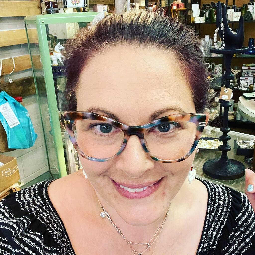 Merry120's tweet photo. New glasses from @zeelool . Love them and being able to SEE! What do you think? #zeelool #newglasses #funandfunky https://t.co/TWraEde5J4 https://t.co/I5hL7vAYtj