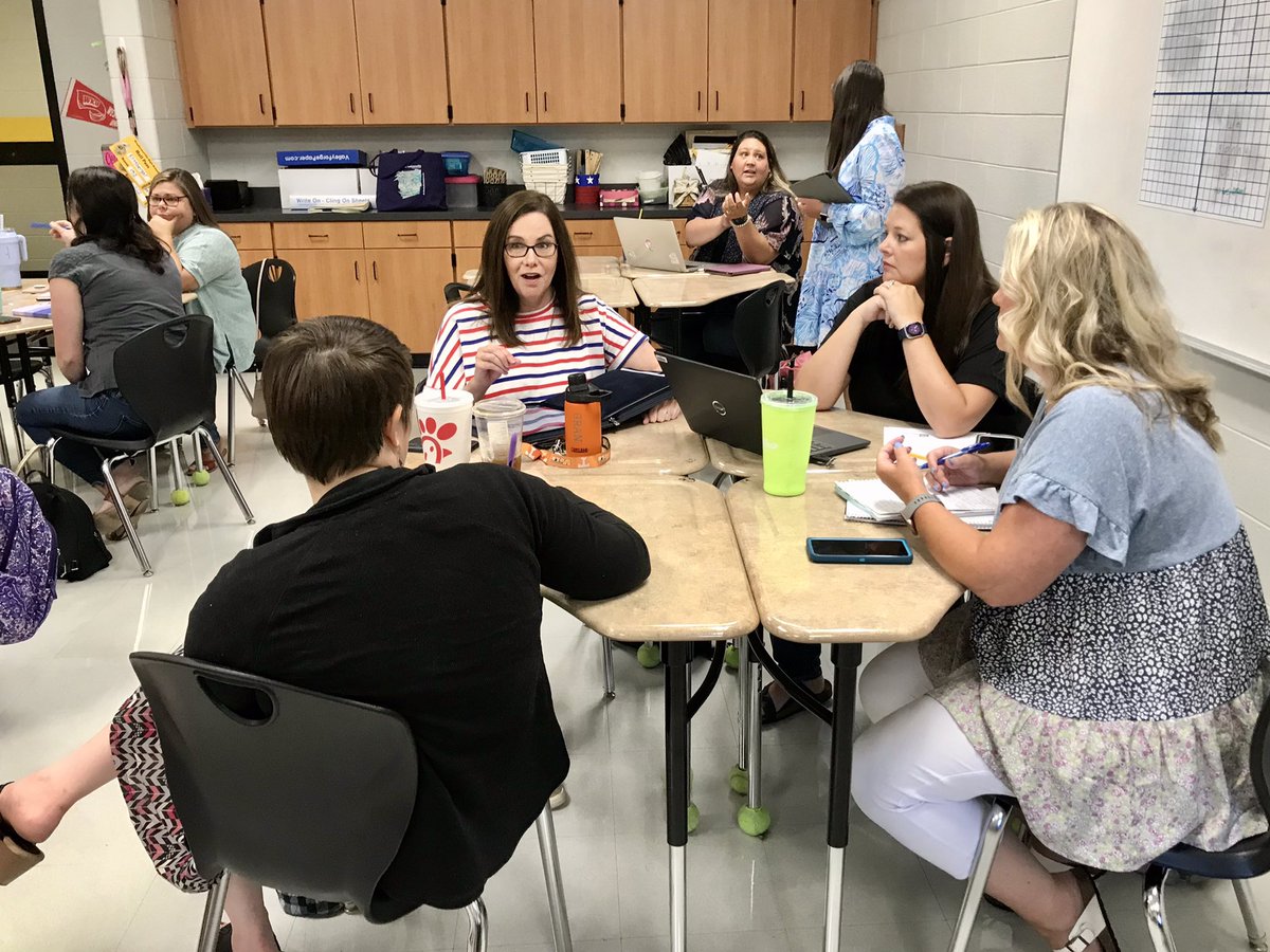 smiller_educ8or's tweet image. More math PL 😊 New group of participants, same hashtag #SumnerMath kicking off the year with K-12 conversations about standards-aligned instructional practices &amp;amp; using IPG to look at theory in action #ROCvision @KarenMedana