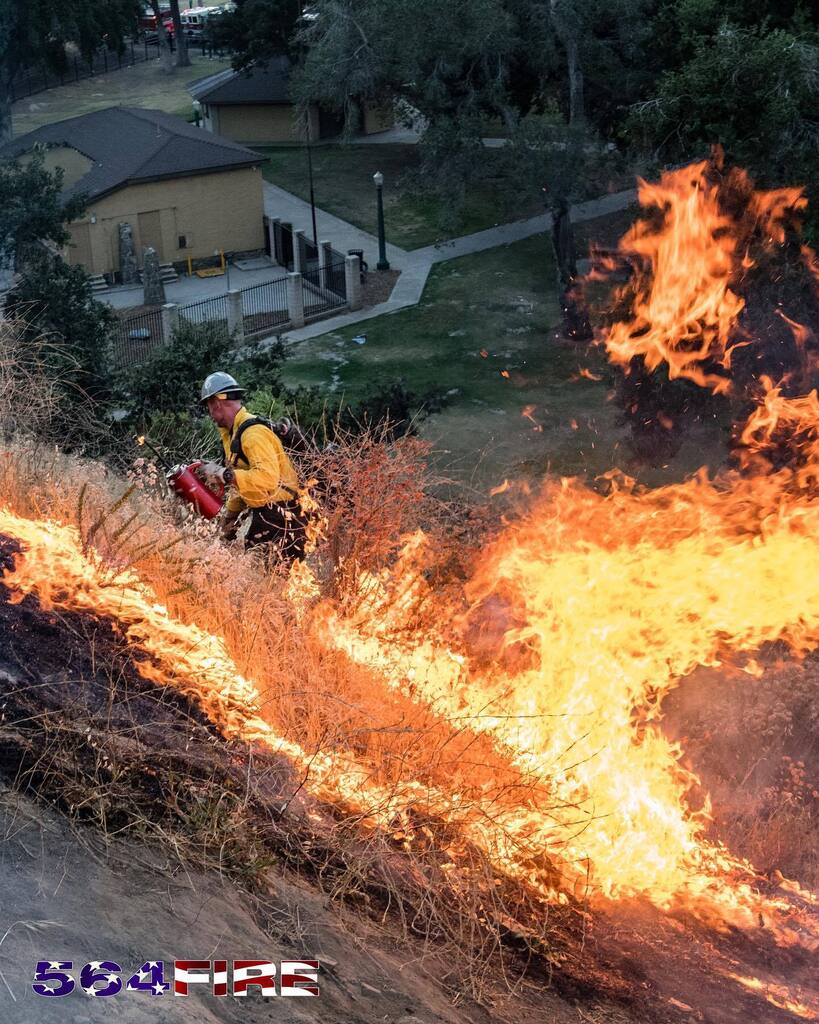 564FIREPhoto's tweet photo. @sanbernardinocountyfire @oldcajoncrew6 firing out the recent #PerrisFire #itallgoesdowninthedino https://t.co/lkp1J1FdMC https://t.co/oOVFqycco9