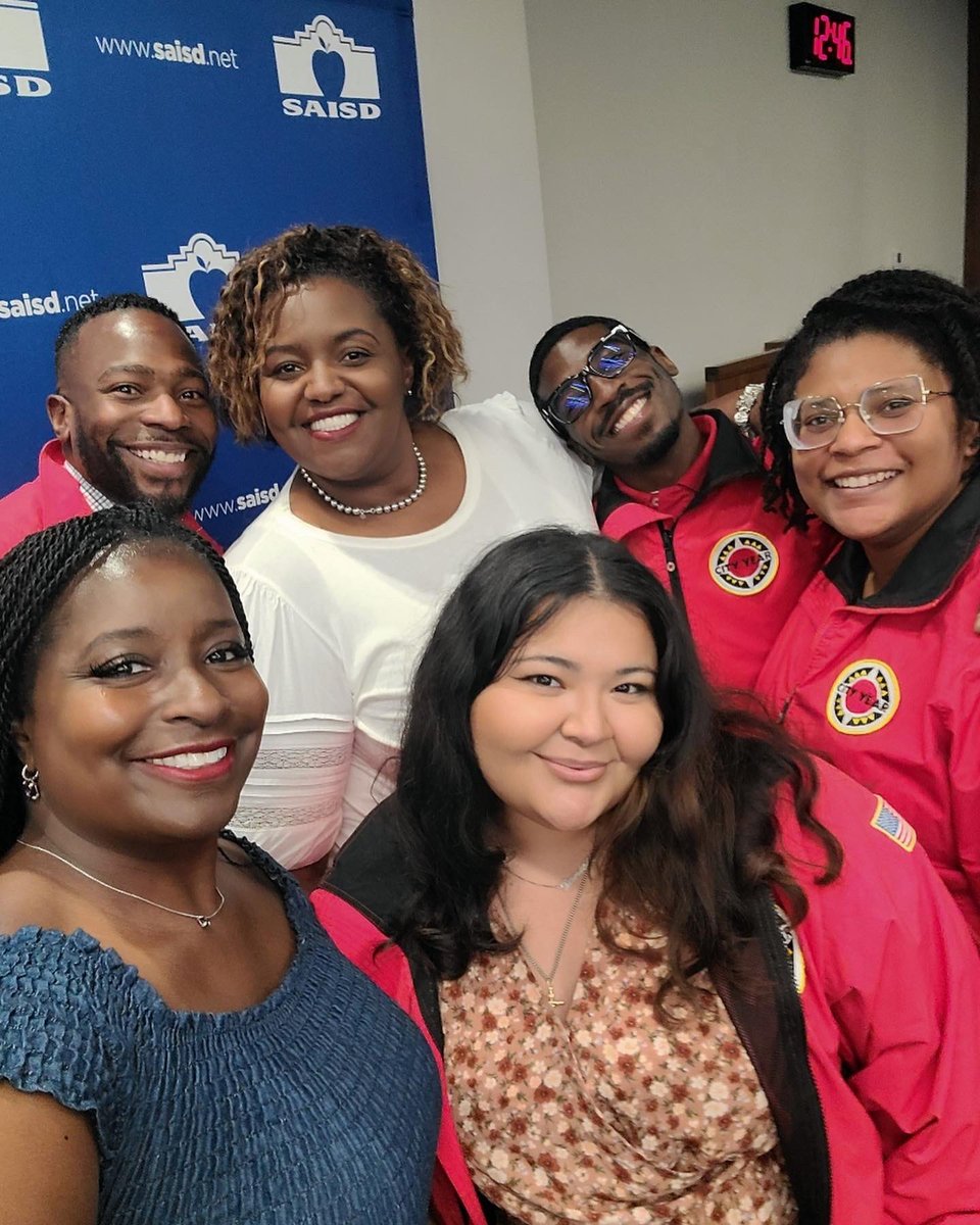 SAISDSamHouston's tweet photo. Building momentum and excitement with our City Year partners! #weareeastside #samhoustonhs #davisms #eastsidepride 🧡💚♥️🖤 https://t.co/rfKy0J0kR0
