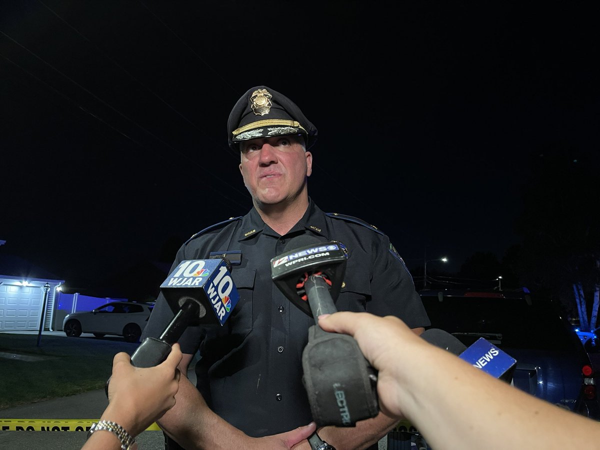 AmandaPittsTV's tweet photo. 9:30 update from police — communication has been reestablished with the suspect after an hour of silence. He has requested food (three hot wieners and a pizza) and says he will come out after he eats. @wpri12 https://t.co/PJHbHsLKM6