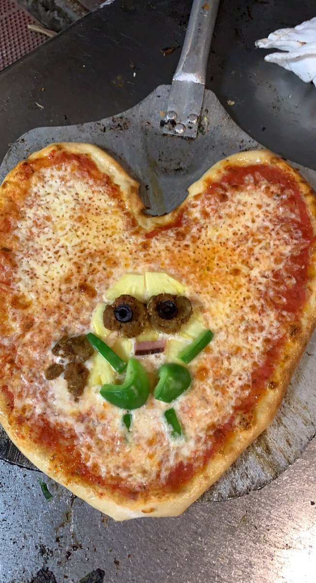 emmabagaco's tweet photo. Minion Bob pizza #Minions https://t.co/XTIznKHKmN