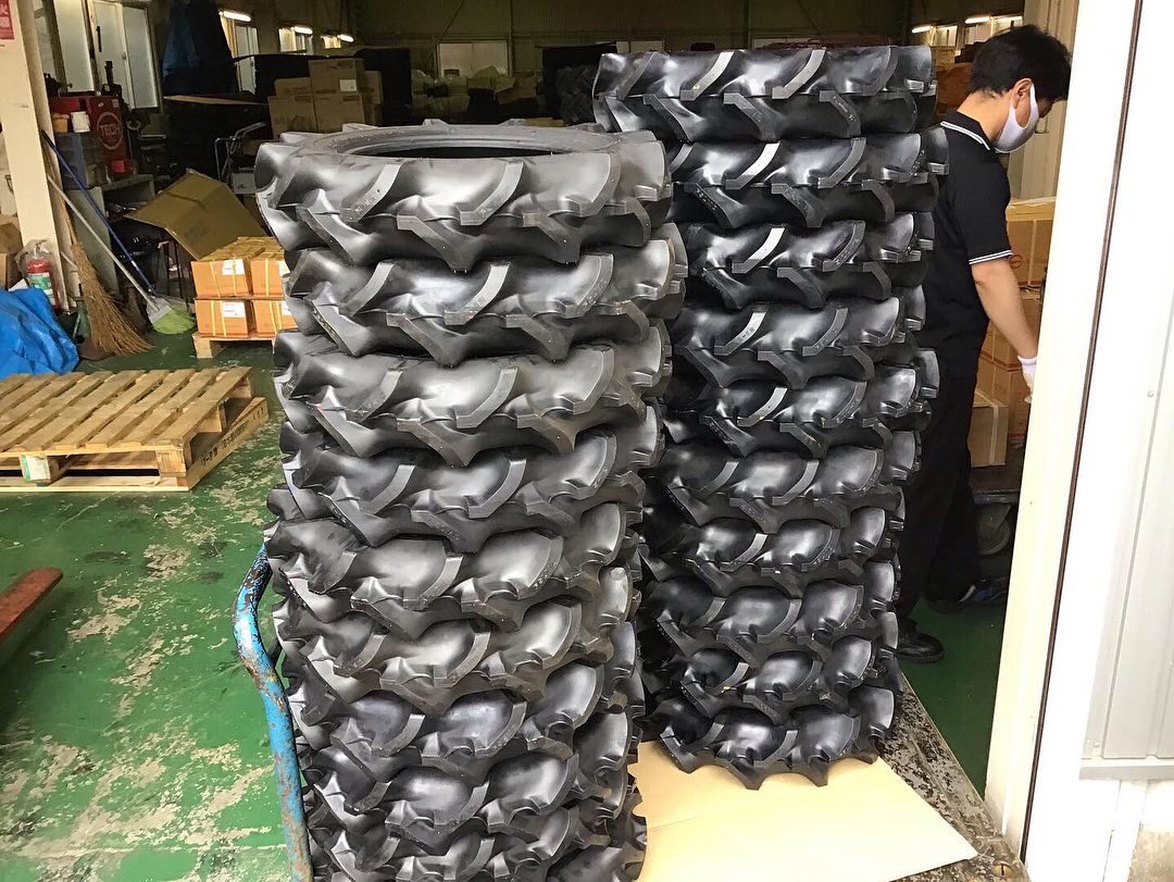 csk_syarin's tweet photo. トラクター前輪人気商品❗️
ブリヂストンFSLM👍
現在メインサイズは在庫揃ってます🛞
5-12
500-12
6-12
600-12
6-14
7-14
7-16
8-16
8-18
83-20
　
即日出荷可能です📦
　
ブリヂストンFSLM👍
👉 https://t.co/aB3FRYC9lw
　
#ブリヂストン #fslm #トラクター #トラクタータイヤ #中部産業 https://t.co/Q08rJ3SQ92